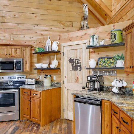 Riverfront Cabin With Hot Tub - 3 Miles To Dollywood Pigeon Forge Luaran gambar