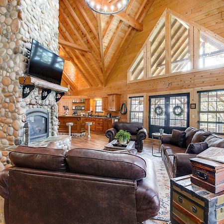 Riverfront Cabin With Hot Tub - 3 Miles To Dollywood Pigeon Forge Luaran gambar