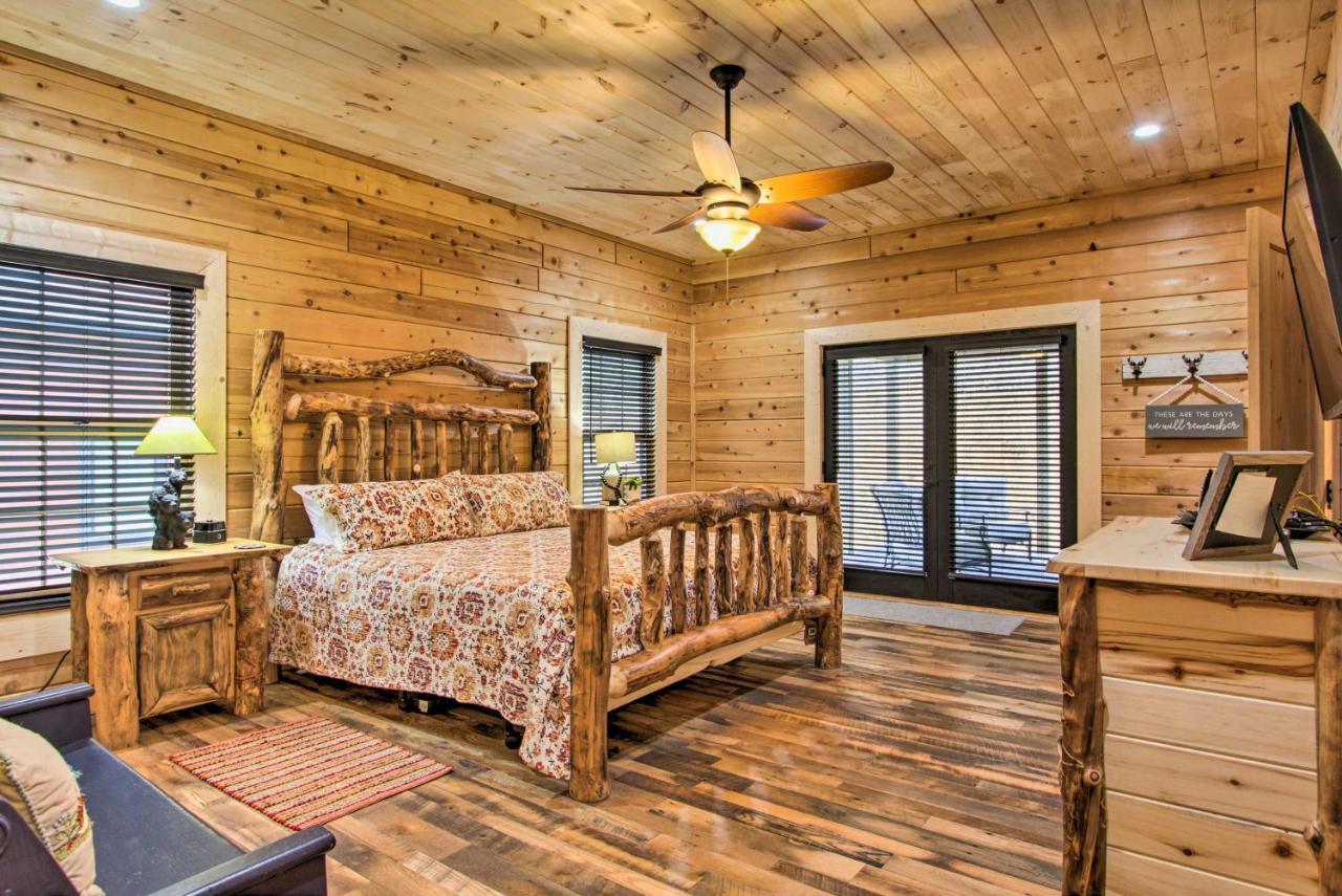 Riverfront Cabin With Hot Tub - 3 Miles To Dollywood Pigeon Forge Luaran gambar