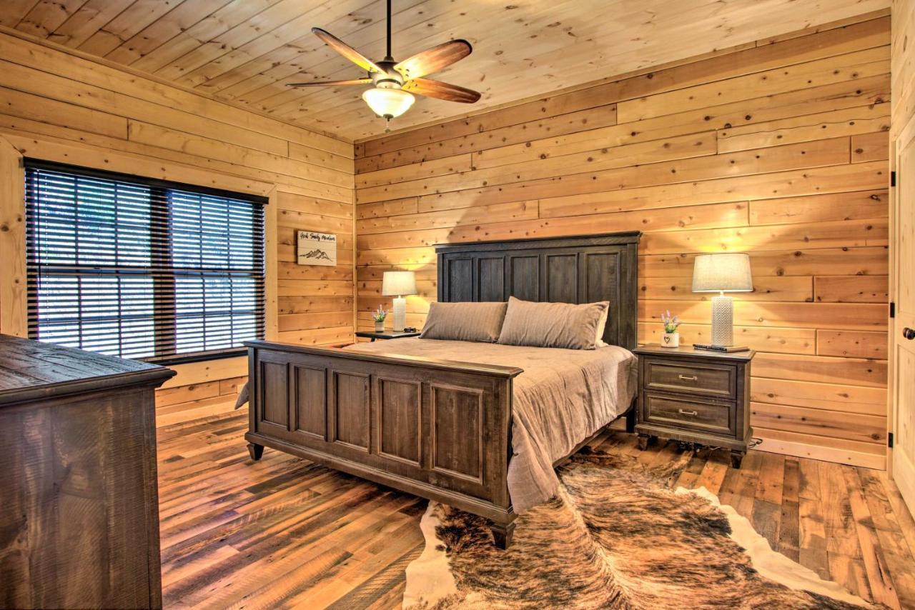 Riverfront Cabin With Hot Tub - 3 Miles To Dollywood Pigeon Forge Luaran gambar