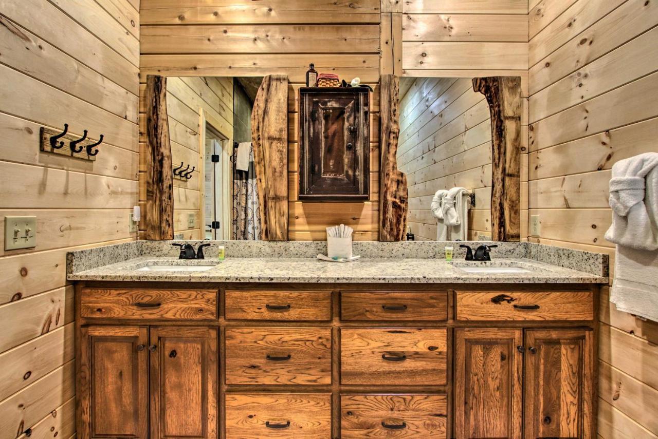 Riverfront Cabin With Hot Tub - 3 Miles To Dollywood Pigeon Forge Luaran gambar